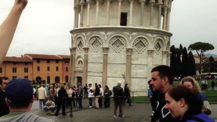 Troll high-fiving people in Pisa
